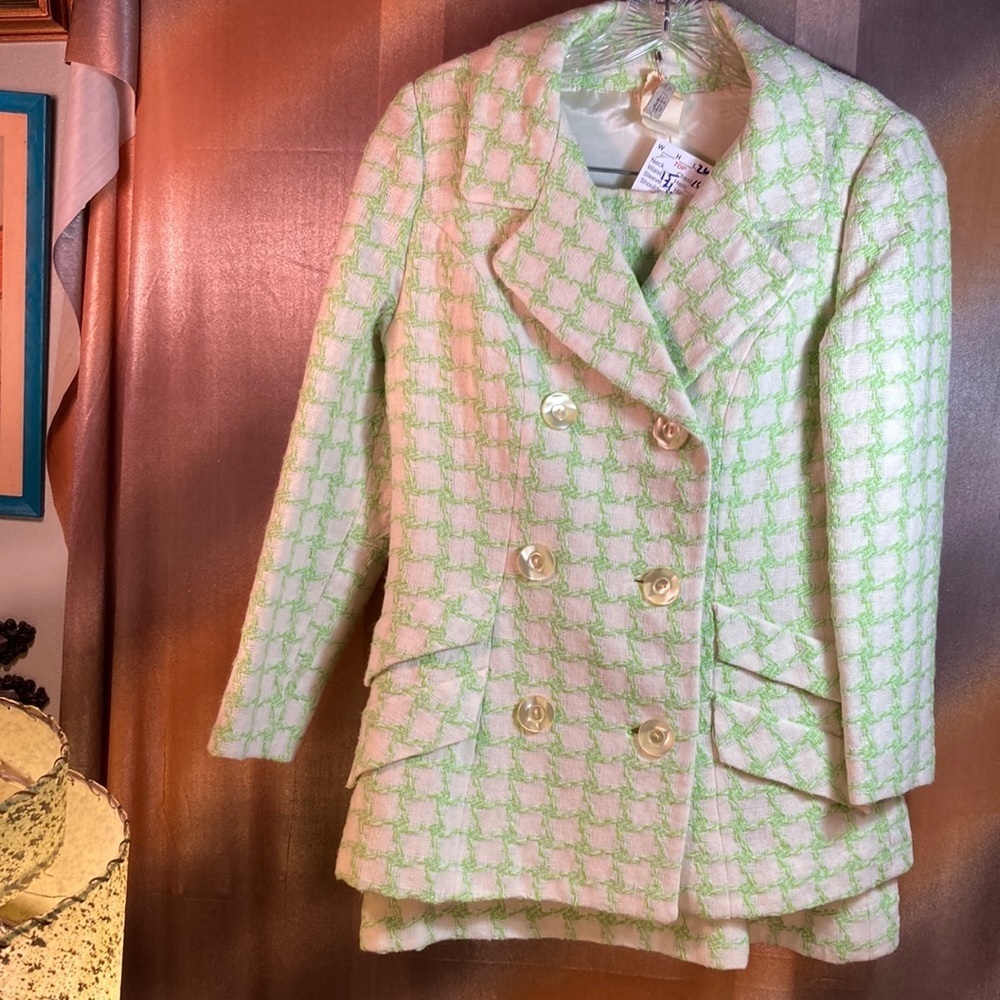 VINTAGE 50’s cream and lime houndstooth suit. size small 32” chest. 22” waist B4